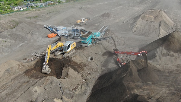 Mobiele puinbrekers, mobiele brekerinstallatie, grondzeef, grond zeven, ingezet door AVG Bouwstoffen op project ‘6 Seen Wedau – Living by the Water’ in Duisburg Zuid. Op het terrein wordt door woningbouwvereniging GEBAG Duisburger Baugesellschaft in opdracht van de stad Duisburg een regionale woonwijk gerealiseerd met circa 3.000 huizen en een supermarkt. AMT Maas Tiefbauunternehmung is de aangewezen aannemer en heeft de expertise omtrent mobiele puinbrekers en zeven van AVG Bouwstoffen ingezet.