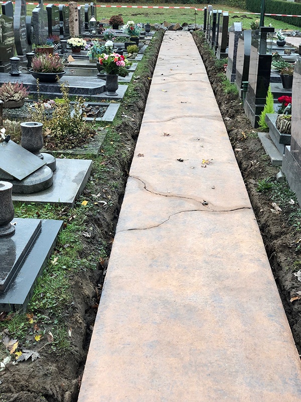 Van den Ouden geeft AVG Bouwstoffen, Heymix, opdracht om nieuwe betonpaden aan te leggen op de algemene begraafplaats aan de Kampweg in Gennep. Aan AVG Heymix de taak om het nieuwe beton te leveren en aan AVG Recycling de opdracht om het oude beton uit de huidige paden te recyclen.