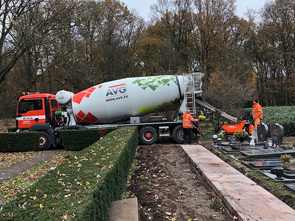 Die Firma Den Ouden hat den Auftrag erhalten, auf dem Friedhof am Kampweg in Gennep die Betonwege zu erneuern. Im Zuge dessen erhielt AVG Heymix den Auftrag, den neuen Beton zu liefern, und AVG Recycling fi el die Aufgabe zu, den alten Beton der bisherigen Wege zu recyceln.