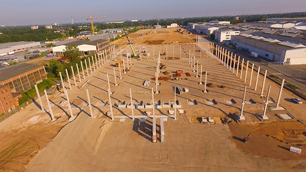 AVG Infra werkt mee aan bouw logistiekcentrum Panatonni in Voerde Duitsland. Aannemer Goldbeck tekent voor een energie effi ciënte bouwwijze van het modern logistieke centrum. AVG Bau neemt de verantwoordelijkheid voor onder andere: • het bouwrijp maken van de bodem. De grondwerkzaamheden beslaan 60.250 m2; • het aanleggen van ca. 1.200 meter drukleiding; • het aanleggen van ca. 4.000 meter riolering; • het plaatsen van ca. 3.800 meter trottoirband; • ca. 4.500 m2 straatwerk, wegaanleg voor auto’s; • 1.800 m2 straatwerk, aanleg parkeerplaatsen voor auto’s; • ca. 9.500 m2 asfalt voor vrachtvervoer.