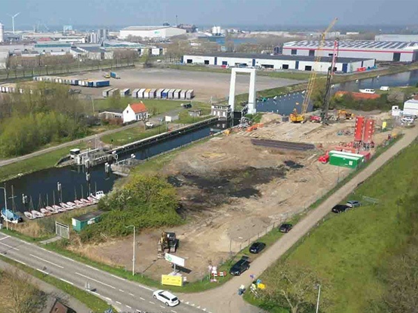 Explosievenonderzoek onder OOO-condities door AVG in Moerdijk. In opdracht van Waterschap Brabantse Delta werkt Van Boekel aan de realisatie van een zoetwaterinlaat in Moerdijk naast een primaire kering (dijk). AVG Explosieven Opsporing Nederland verzorgt hierbij het explosievenonderzoek. In overleg met Arcadis en Van Boekel is vooraf een fasering bedacht voor het explosievenonderzoek waarbij de voortgang van de uitvoering geborgd wordt. Het geheel moet namelijk binnen de dijksluiting worden uitgevoerd. AVG zet hierbij alle facetten van het explosievenonderzoek in van OOO duikers tot het uitvoeren van bodemsanering onder OOO condities.