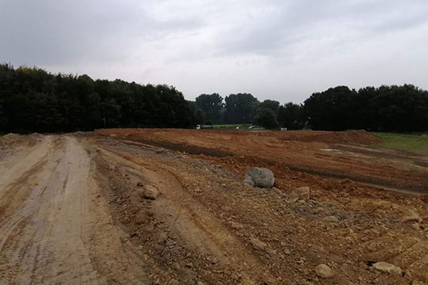 AVG Baustoffe Duisburg krijgt opdracht voor levering grond aan golf- en recreatiepark Amalia AVG Baustoffe Duisburg heeft de opdracht gekregen om ca. 250.000 m³ grond van de Duitse classificatieklasse Z0 (onvervuilde en natuurlijke grond) te leveren in het noorden van Bochum, direct aan de gemeentegrens met Dortmund.