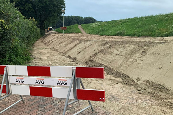 Dijkversterking dijk versterken dijkverhoging zand AVG Wegenbouw Infra