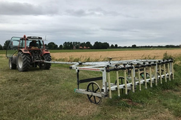 Interessante vondsten voor AVG Explosieven Opsporing NL in Rilland De eerste schep was bijna de grond in gegaan terwijl er nog geen vooronderzoek Opsporing Ontplofbare Oorlogsresten (afgekort: OOO) op tafel lag. Het gebeurde onze opdrachtgever ZonXP in Rilland. Alle werkzaamheden moesten per direct worden opgeschort en AVG Explosieven Opsporing Nederland werd ingeschakeld.