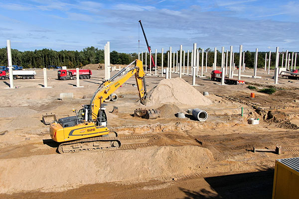 AVG Bau für die Firma Stahlund Verbundbau in Hilden aktiv Was für ein toller erster Auftrag von Stahl- und Verbundbau für AVG Bau Goch: die Erd-, Entwässerungs- und Befestigungsarbeiten für ein ca. 80.000 m² großes Gewerbegebiet in Hilden.