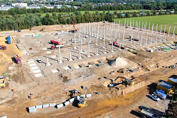 AVG Bau Goch aan de slag voor s+v Stahl- und Verbundbau in Hilden Wat een mooie eerste opdracht van Stahl- und Verbundbau voor AVG Bau Goch. De grond-, riolerings- en verhardingswerkzaamheden voor een ondernemerspark van ca. 80.000 m2 in Hilden.