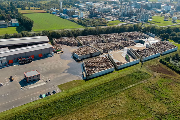 AVG Transport vervoert afvalhout voor nieuwe installatie Rheinberg In zeer korte tijd heeft AVG een compleet nieuwe locatie aan de Zollstraße 2 in Rheinberg (DE) gerealiseerd. Op deze locatie is op een terrein van bijna vijf hectare een houtverwerkingsinstallatie met de nieuwste techniek gebouwd waar afvalhout opgewerkt wordt tot biomassa. Deze biomassa wordt ingezet als vervanging van kolen voor de opwekking van stoom en stroom. Samenwerkingspartner Solvay heeft de stoom nodig voor de productie van soda en bicarbonaat. Inmiddels draait de installatie volop en helpt AVG Transport om hout te transporteren naar deze nieuwe locatie.
