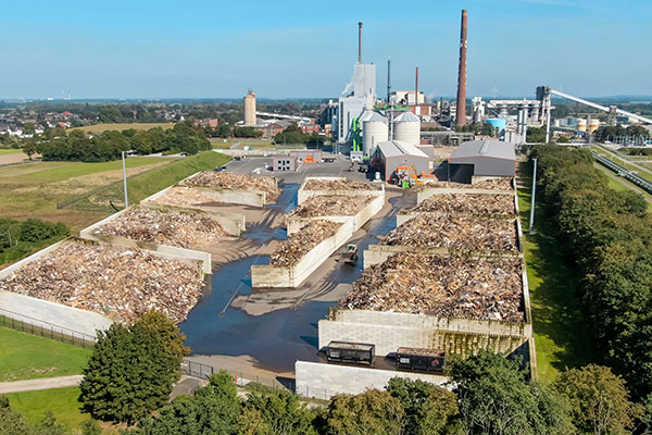 AVG Transport vervoert afvalhout voor nieuwe installatie Rheinberg In zeer korte tijd heeft AVG een compleet nieuwe locatie aan de Zollstraße 2 in Rheinberg (DE) gerealiseerd. Op deze locatie is op een terrein van bijna vijf hectare een houtverwerkingsinstallatie met de nieuwste techniek gebouwd waar afvalhout opgewerkt wordt tot biomassa. Deze biomassa wordt ingezet als vervanging van kolen voor de opwekking van stoom en stroom. Samenwerkingspartner Solvay heeft de stoom nodig voor de productie van soda en bicarbonaat. Inmiddels draait de installatie volop en helpt AVG Transport om hout te transporteren naar deze nieuwe locatie.