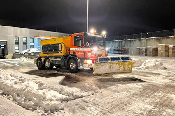 Tijd om onze strooiwagens uit de stalling te halen; winterweer op komst!