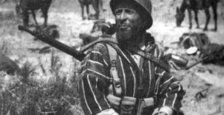 Ein marokkanischer Soldat schleift sein Bajonett. Italien 1944.