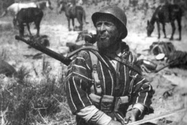 Marokkaanse soldaat slijpt zijn bajonet. Italië 1944. (Bron: Praise Ojo ‘Mountain Warriors of WWII – Moroccan Goumiers’ in: War History Online d.d. 06-21-2018)