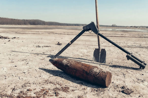 Een hoop artillerie artikelen in het Koningsven gevonden door AVG Explosieven Opsporing Nederland