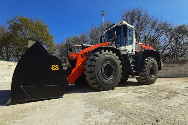 Brandneuer orangefarbener Liebherr-Radlader für AVG Baustoffe Goch