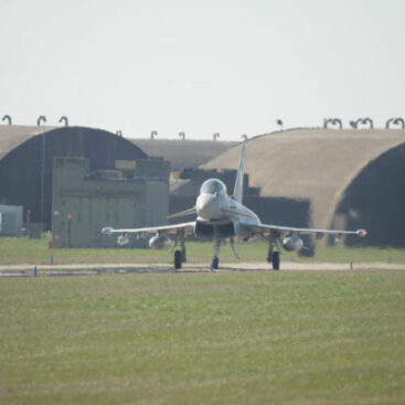 Saneringswerkzaamheden voor AVG Wegenbouw en AVG Explosieven Opsporing Nederland door lekkage kerosine tank op vliegbasis Volkel