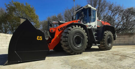 Splinternieuwe oranje Liebherr shovel voor AVG Baustoffe Goch