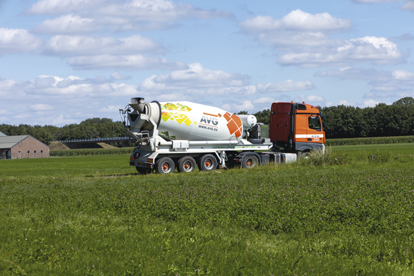 heute noch verbergen sich Sprengstoffreste im Boden In Gennep werden auch heute noch regelmäßig Sprengstoffreste aus dem Zweiten Weltkrieg gefunden. Etwa 10% der verwendeten Munition waren Blindgänger. Es ist daher ratsam, immer zuerst eine Voruntersuchung durchführen zu lassen, um bei Tiefbauarbeiten gefährliche Situationen sowie Verzögerungen bei der Ausführung zu vermeiden. Vollelektrische Betonmischer von AVG reduzieren Stickstoffemissionen auf Baustellen