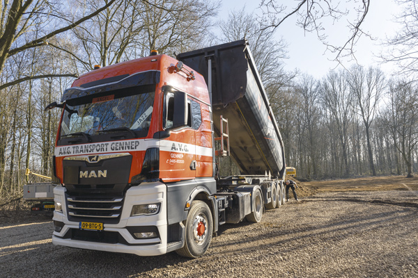 AVG gebruikt 100% natuurlijk materiaal voor aanleg tweede parkeerplaats bij de Radioplassen