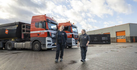 Frauen auf der Überholspur: zwei Damen hinter dem Steuer bei AVG Transport