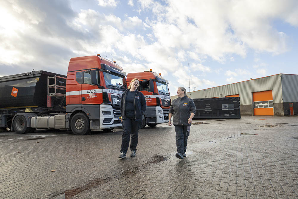 Vrouwen in versnelling: twee dames achter het stuur bij AVG Transport