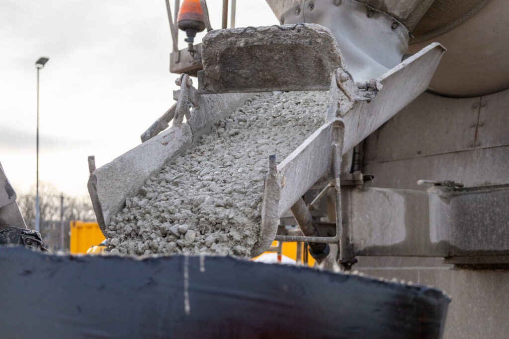 Betongießen_Betonmischer_Betonboden_Betonmörtel_Betonbau_Betonpumpe