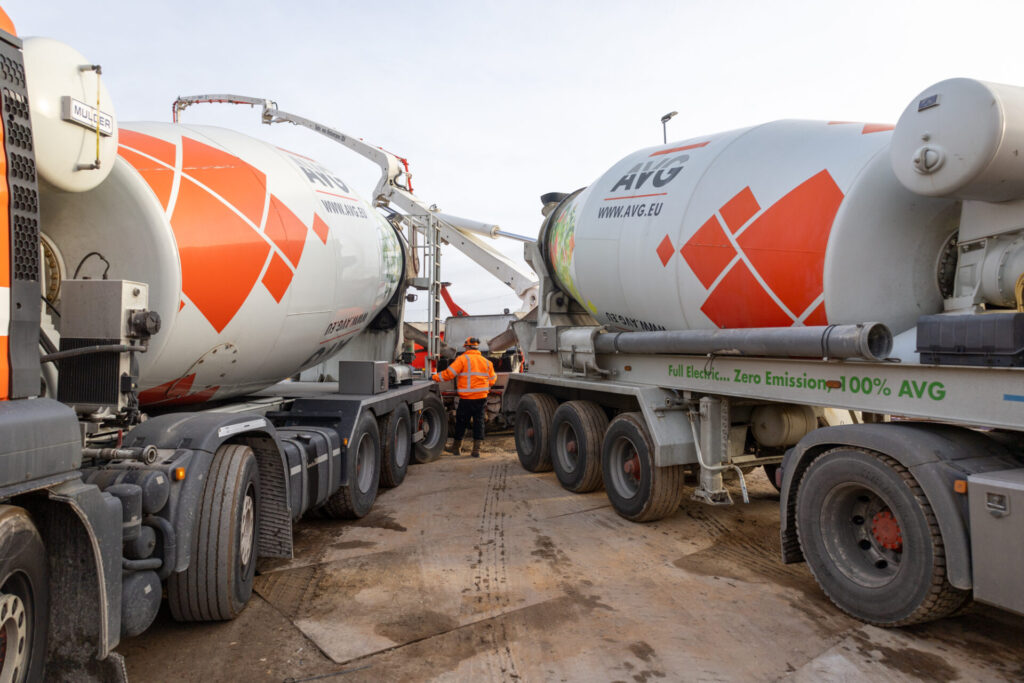 Betongießen_Betonmischer_Betonboden_Betonmörtel_Betonbau_Betonpumpe
