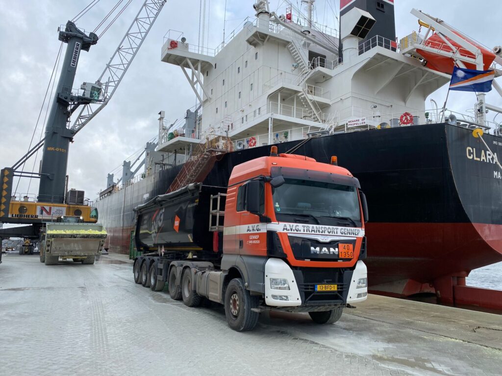 Kipper transport AVG Kipper_Transport_Grond_Aluminiumkipper_Stalenkipper_Losgestortmateriaal