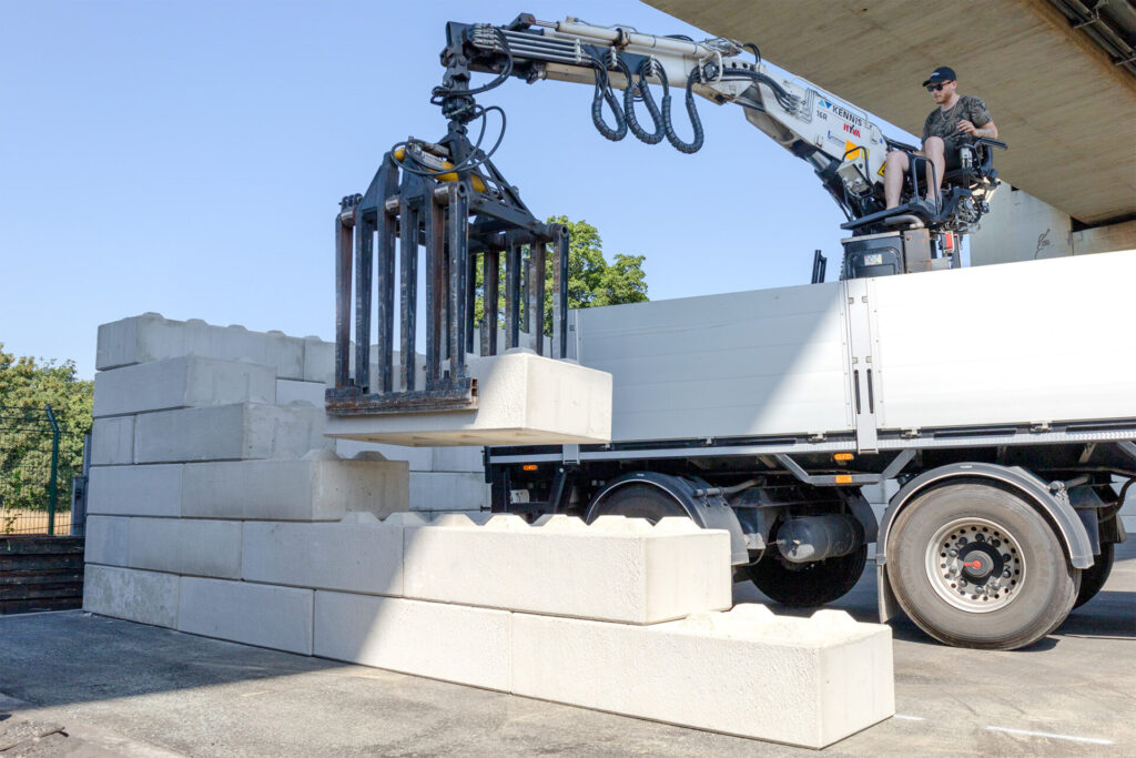 Steenoplegger_Transport_Gespecialiseerdtransport_Bouwmaterialen_Hydraulischekraan_Betonblokken
