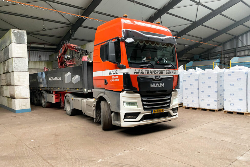 Steenoplegger_Transport_Gespecialiseerdtransport_Bouwmaterialen_Hydraulischekraan_Betonblokken