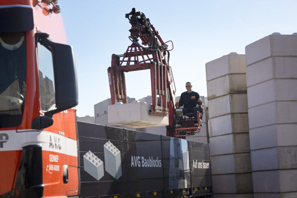 Steenoplegger_Transport_Gespecialiseerdtransport_Bouwmaterialen_Hydraulischekraan_Betonblokken