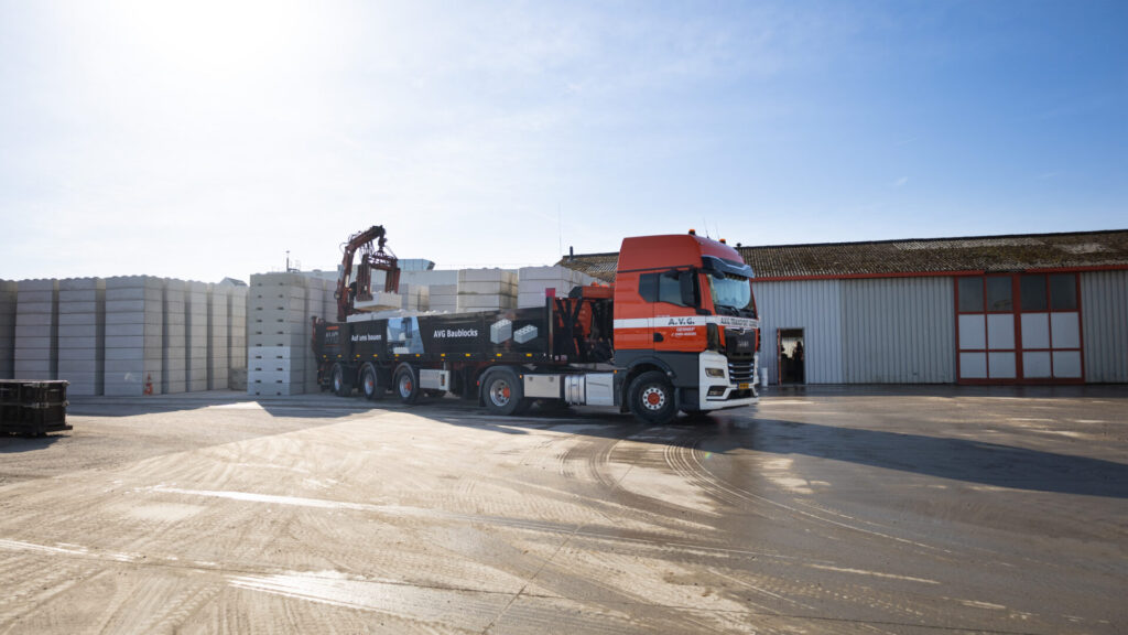 Steenoplegger_Transport_Gespecialiseerdtransport_Bouwmaterialen_Hydraulischekraan_Betonblokken