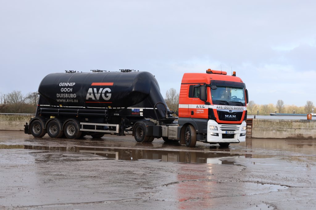 kalk_baustoffe_mineralischer_silofahrzeug_Kalklieferung_Kalksteinmehl