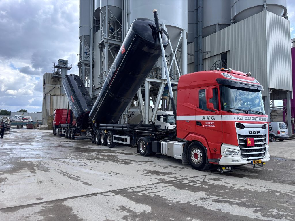 kalk_baustoffe_mineralischer_silofahrzeug_Kalklieferung_Kalksteinmehl