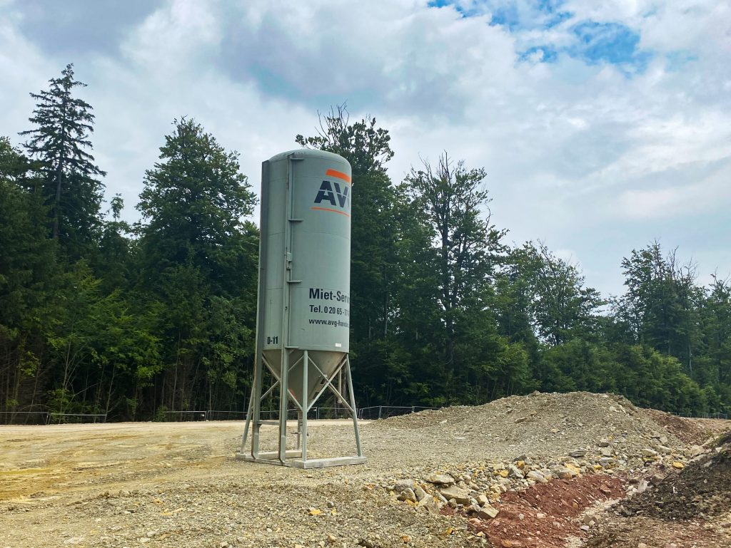 silos-baustelle-zement-baustoffe-5