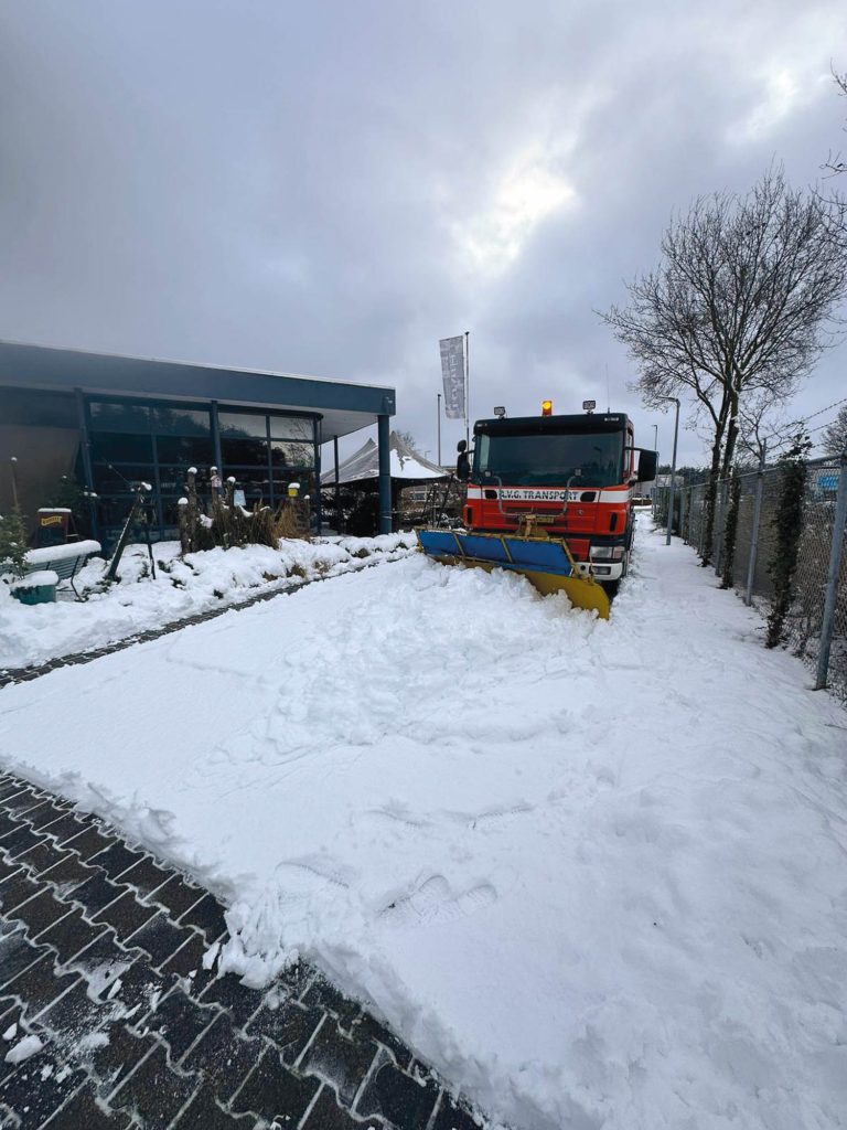 Befreiung-schnee-fahrer-nacht-winter-AVG